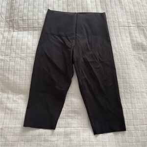 ⭐️ Oysho High Rise Compressive Capri Leggings